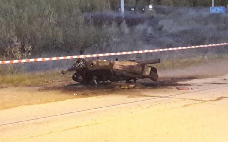 После столкновения с полицейским УАЗом мотоцикл и подросток загорелись