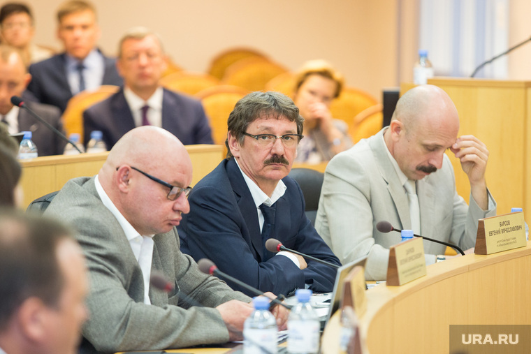 Евгений Барсов (в центре) не хочет отдавать незаконченное строительство в Сургутском районе