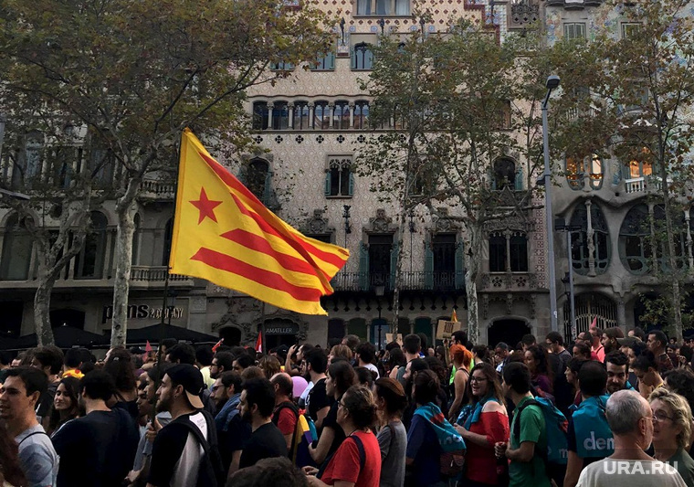 Митинги в Барселоне. Выход Каталонии из состава Испании., референдум, испания, флаг, шествие, забастовка, барселона, каталония, толпа