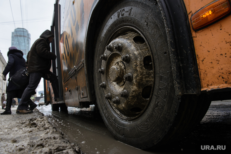 Оттепель в Екатеринбурге, автобусная остановка, колесо, автобус, грязь, улица малышева, остановка общественного транспорта, грязный город