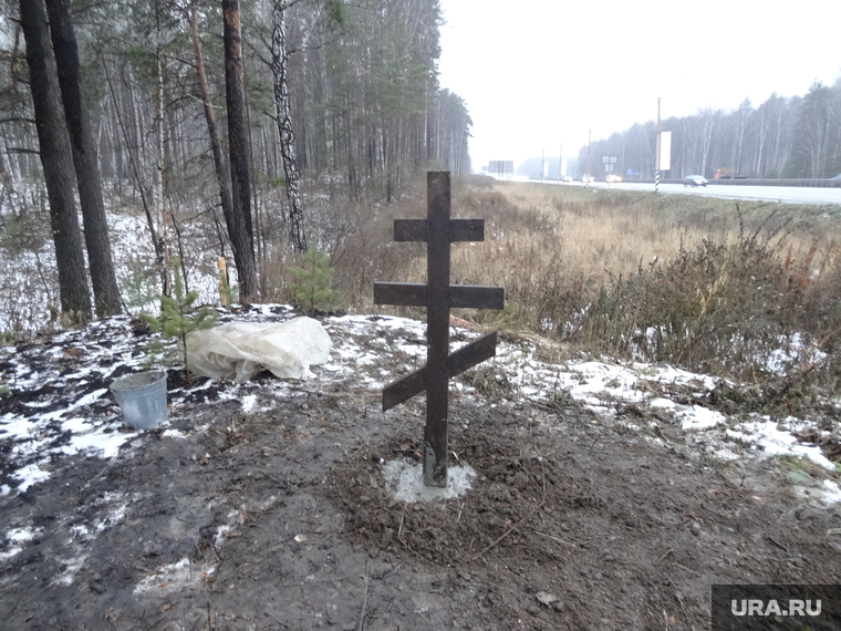 Памятный крест возле шахты на Московском тракте, куда могли сбрасывать расстрелянных репрессированных
