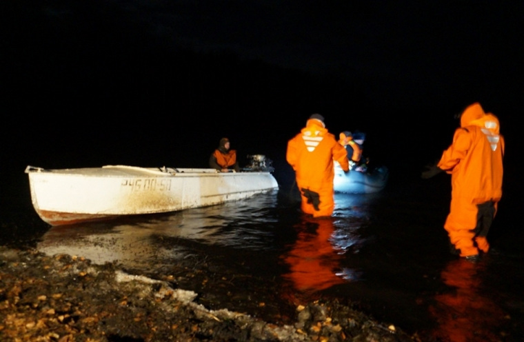 Спасатели МЧС ищут тела погибших на озере Аргази