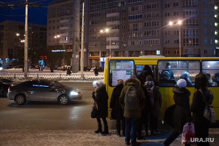 Виды Екатеринбурга, остановка, толкучка, пассажиры, маршрутка, толпа