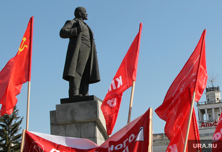 1 мая
Курган, памятник ленину, 1 мая, кпрф, митинг, флаги