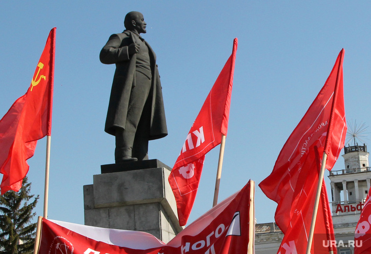 1 мая
Курган, памятник ленину, 1 мая, кпрф, митинг, флаги