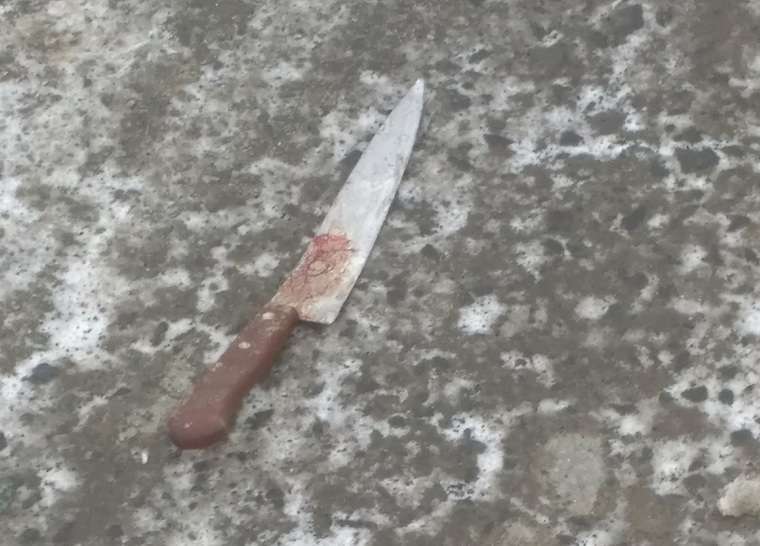 На месте убийства нашли окровавленный нож