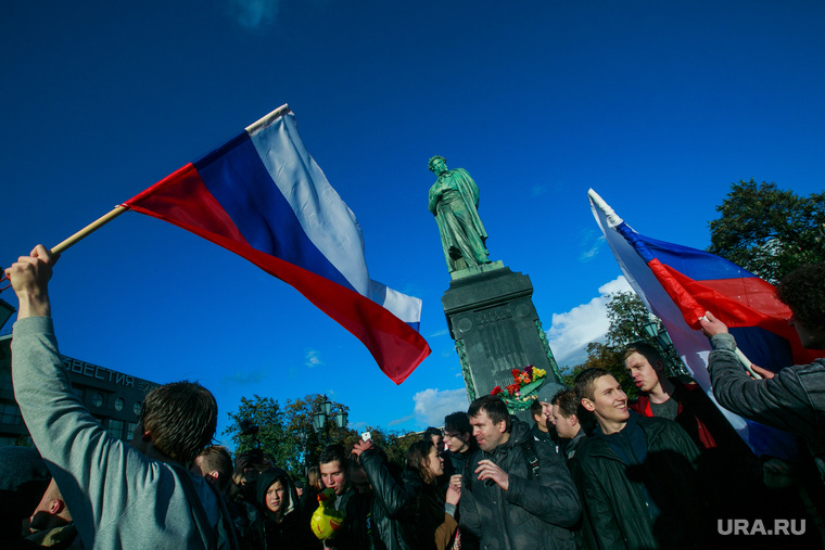 Акция оппозиции "Прогулка по Тверской" во всероссийский день протеста. Москва, российский флаг, памятник пушкину, триколор, флаг россии, прогулки по тверской, навальнинг