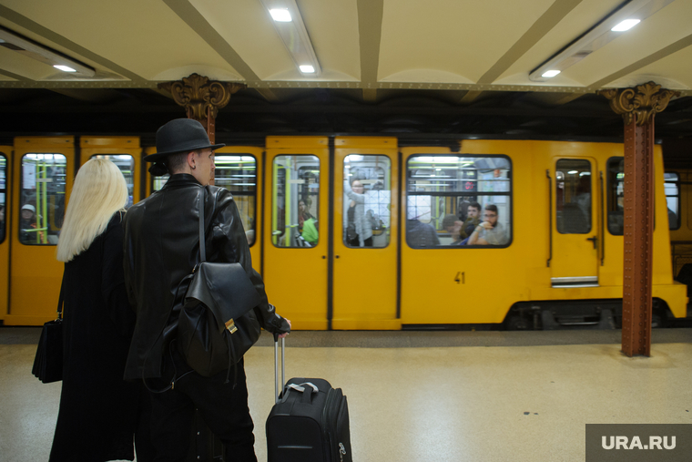 Виды Будапешта. Венгрия, перрон, подземка, пассажиры, метро опера