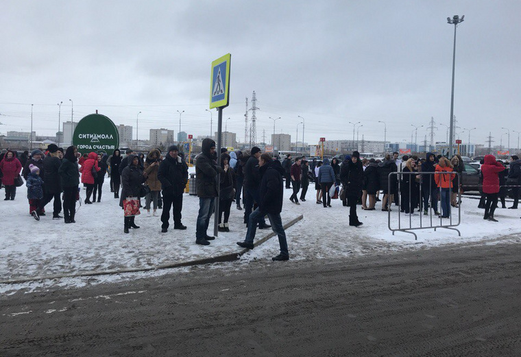 Крупнейший ТРЦ Югры «Сургут сити молл» тоже эвакуирован — сотни людей стоят на улице