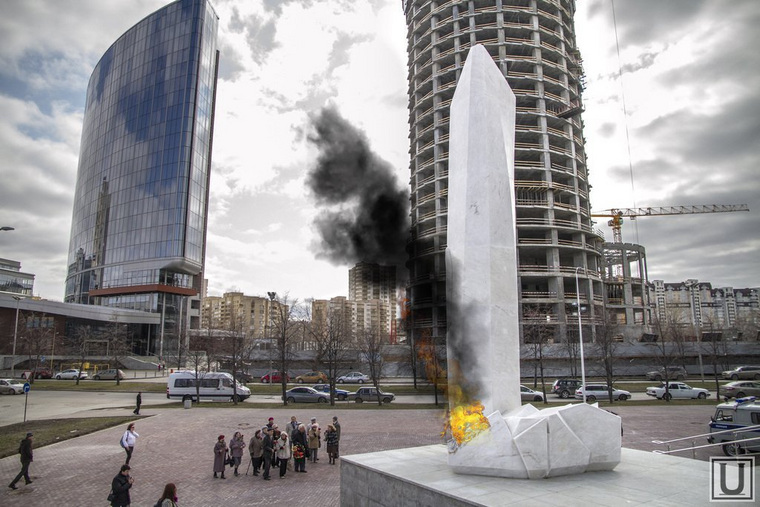 Члены партии почему-то пририсовали огонь к памятнику Ельцина на кадр «URA.RU»