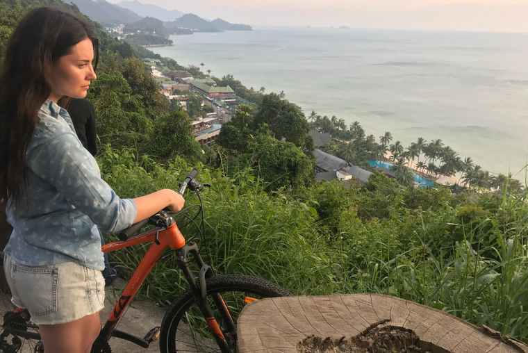 Марина Логинова на велопрогулке в Таиланде