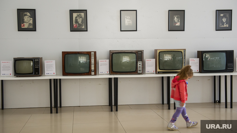Выставка старых телевизоров в кинотеатре "Салют". Екатеринбург, ребенок, телевизоры