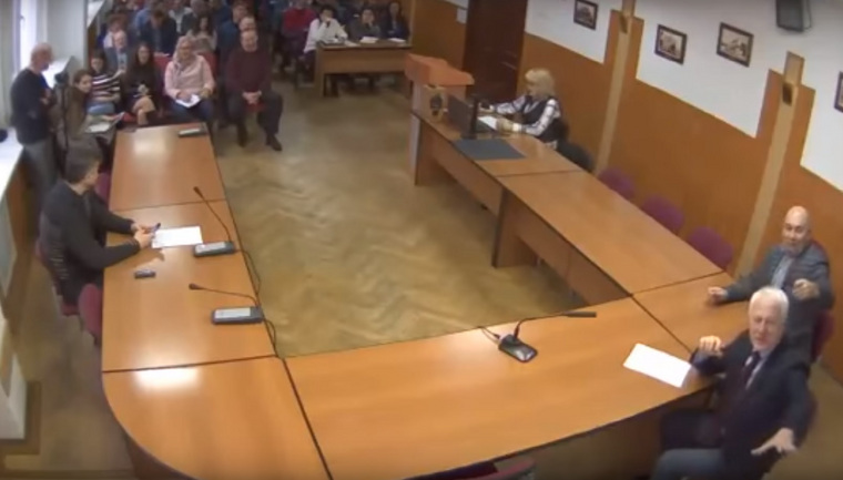 Заместителю мэра около минуты объясняли основы чтения римских цифр