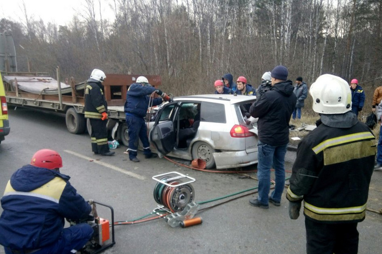 Спасателям пришлось отрезать крышу легковушки, чтобы достать зажатого водителя