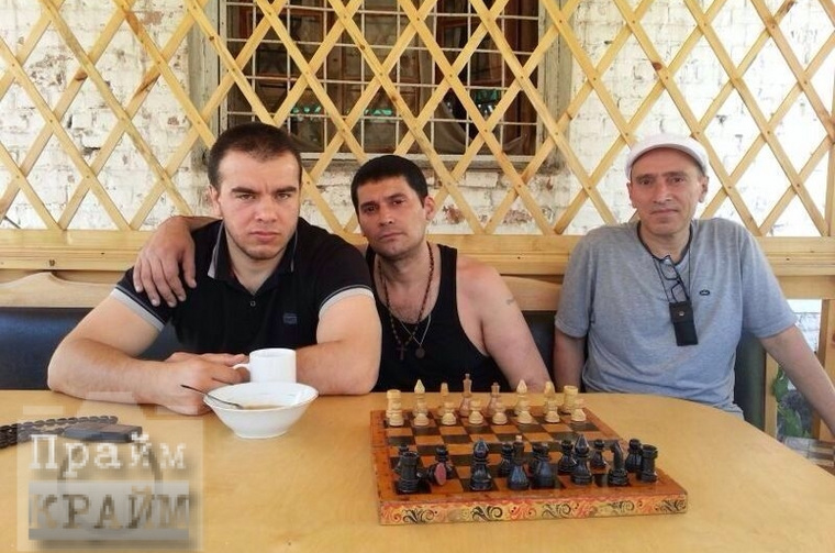 До недавнего времени это был единственный снимок Ахмеда Шалинского (слева) в публичном доступе