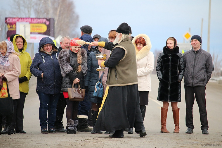 Внимание блогера привлекли грязь и поп