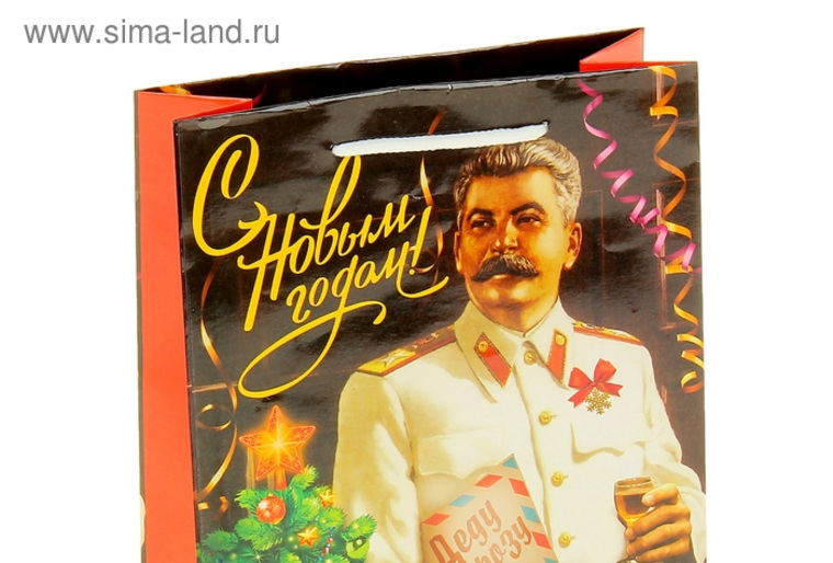 На портале ретейлера можно найти массу «сувенирки» с изображением Сталина