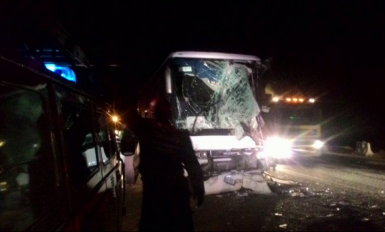 При столкновении с грузовиком погиб водитель экскурсионного автобуса, 16 пассажиров получили травмы
