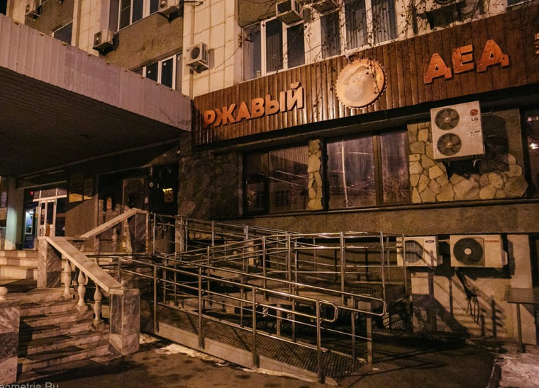 16 человек после визита в тюменский бар оказались у врачей