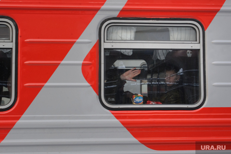 Подготовка поезда дальнего следования к рейсу: проводница в пассажирском вагоне. Екатеринбург, путешествие, поездка, пассажирский поезд, отпуск, железная дорога