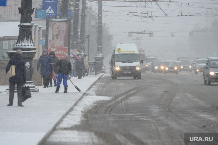 Снегопад. Челябинск, снег, площадь революции, остановка общественного транспорта