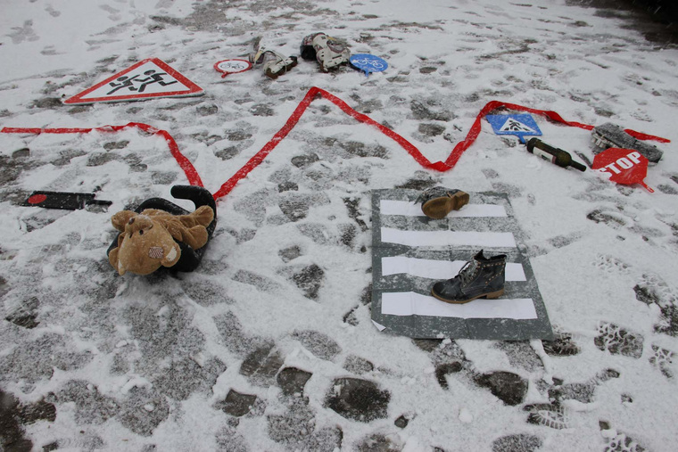 На «линии пульса» разместили предметы, символизирующие вещи погибших в ДТП
