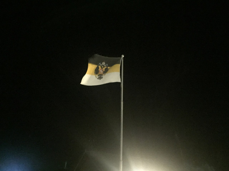 Флаг удивляет всех гостей села