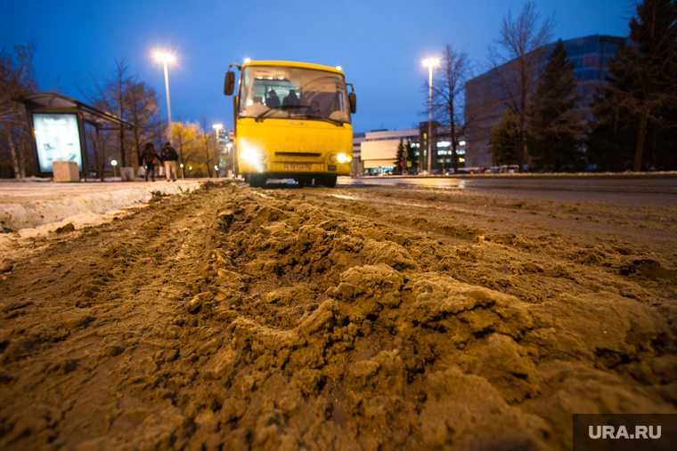 Гололед. Екатеринбург, грязный снег, уборка улиц, сугроб на дороге
