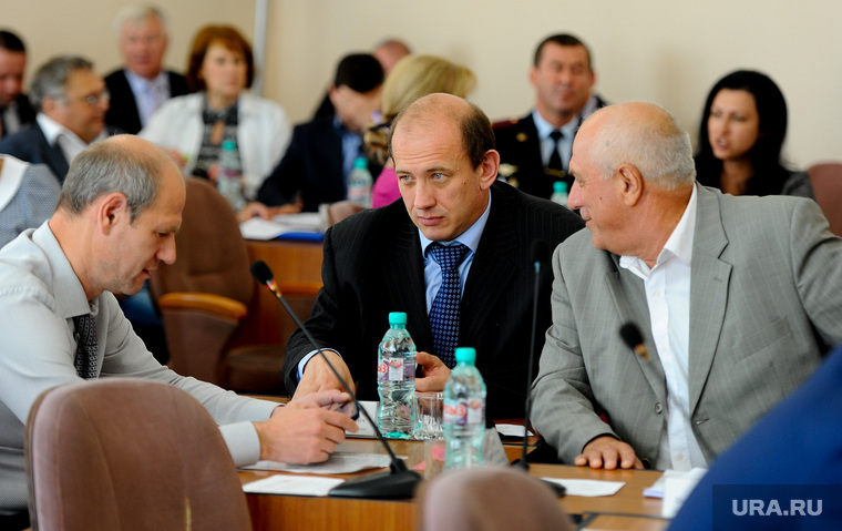 Дмитрий Алехин (в центре) улаживает последние формальности перед переходом на новое место работы