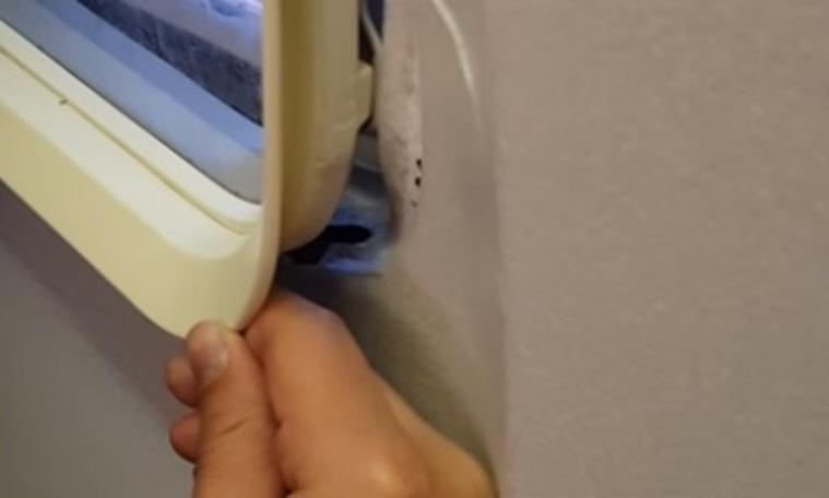 Пассажир обнаружил поломку прямо во время полета