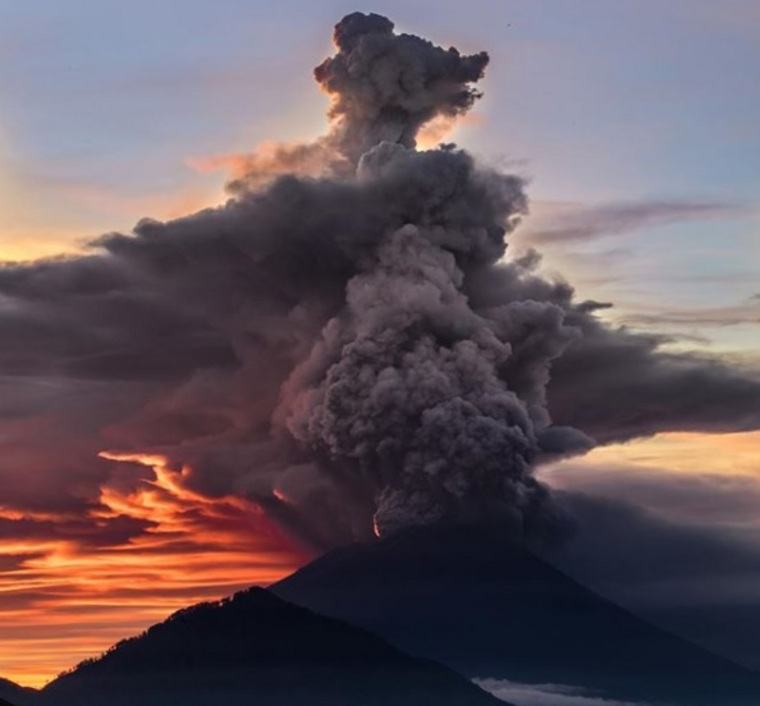 Пробуждения вулкана жители острова ждали несколько месяцев