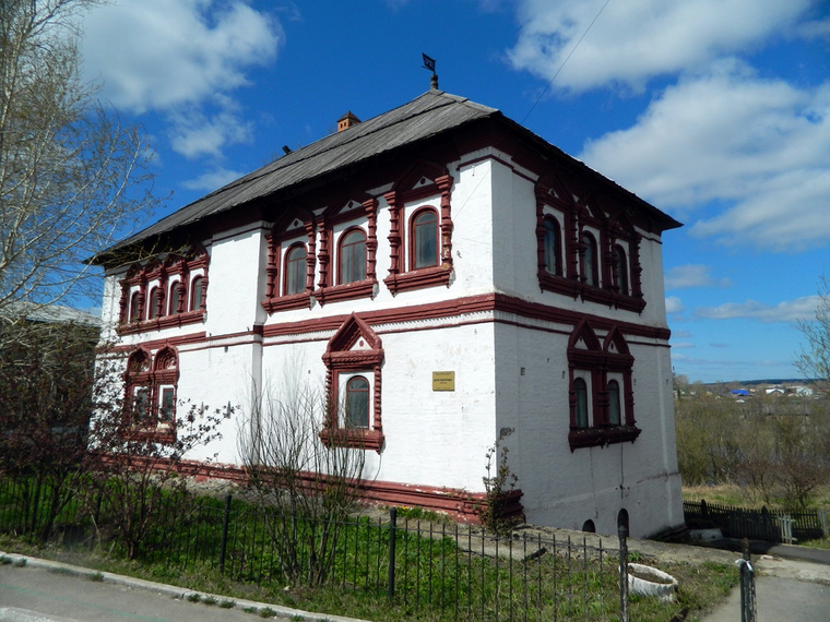 Одна из главных достопримечательностей Соликамска — Дом воеводы — сползает в реку и нуждается в реставрации
