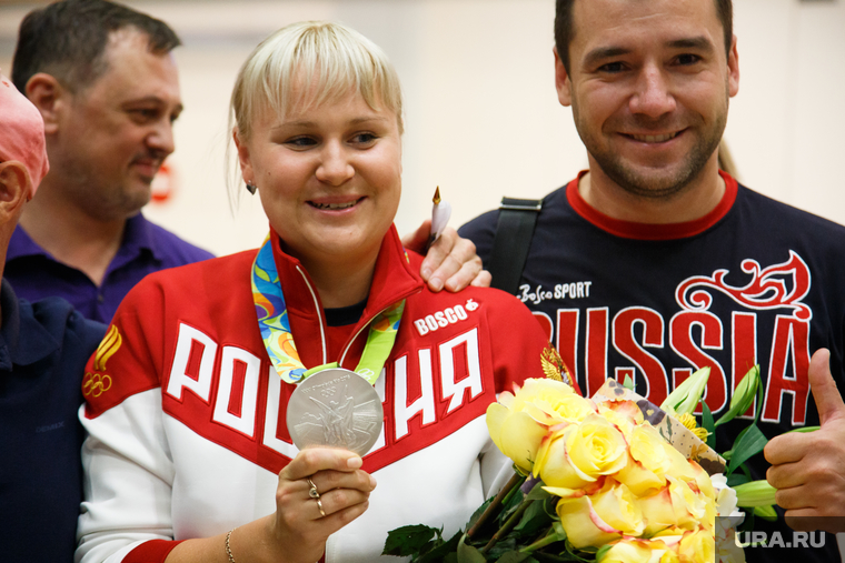 Встреча олимпийцев в аэропорту Кольцово. Екатеринбург, медаль, серебро, олимпиада рио 2016, перова ксения