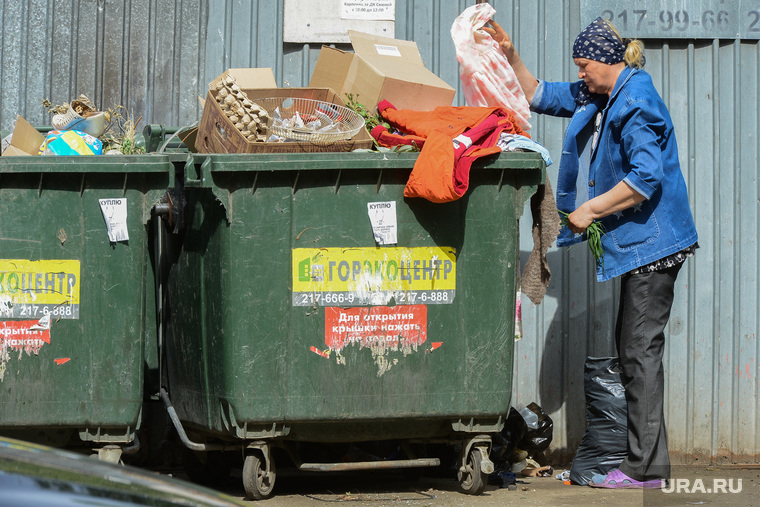 Формирование городской среды в 2017 году. Ремонт дворов. Челябинск, пенсионер, мусорные контейнеры, мусорные баки, нищета, мусорка, помойка