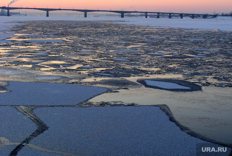 Зимние виды города Пермь, мост, лед на реке