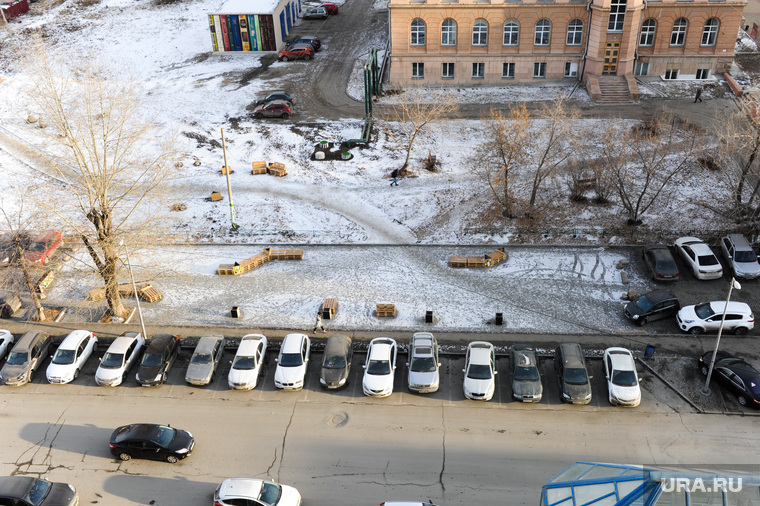 Урбанисты уверены, что лавочки у дороги посреди парковки очень востребованы среди горожан