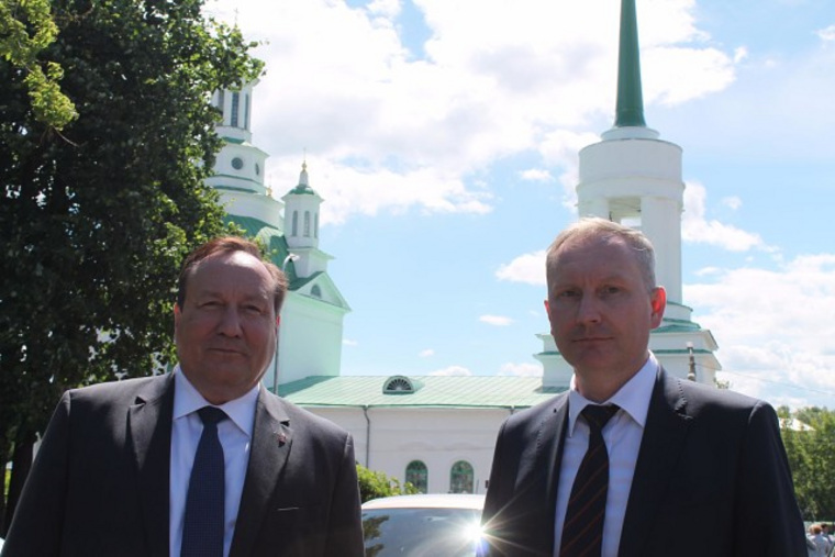 Министр Трофимов (слева) отправил комиссию для проверки работы Александра Павловских (справа)