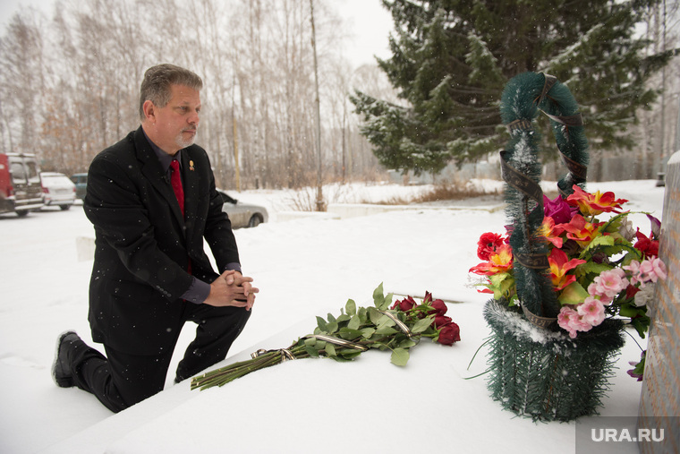 Пауэрс-мл возлагает цветы к мемориалу лётчика Сафронова. Необр