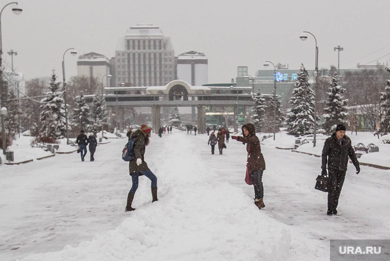 Снег и его уборка. Тюмень, снег, город тюмень, цветной бульвар