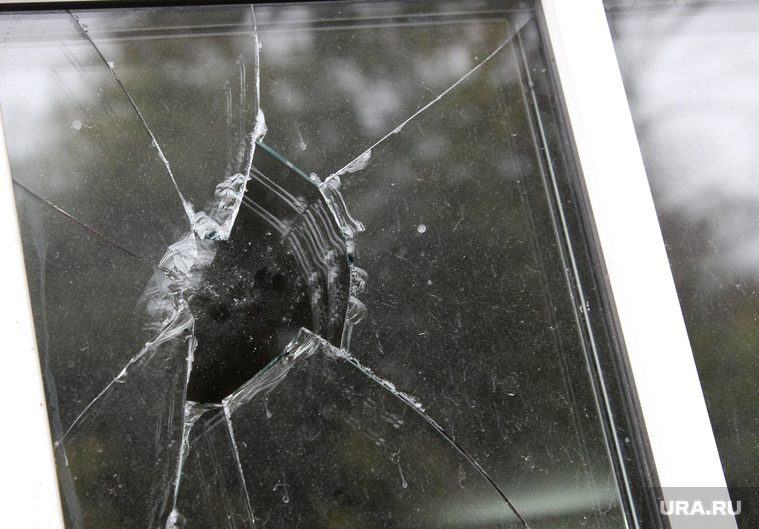 Разбитое окно в обкоме КПРФ
Курган, стекло, разбитое стекло, разбитое окно