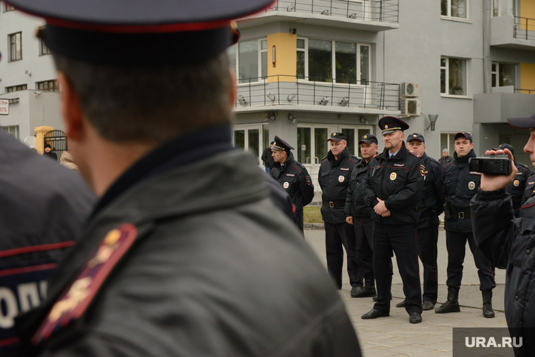 Разгон несанкционированной акции протеста оппозиции на Площади Труда. Екатеринбург, оцепление