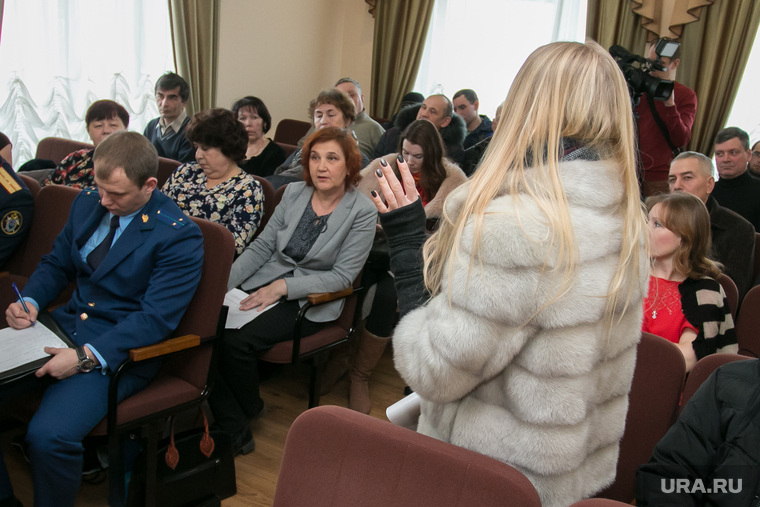 Юрист завода-банкрота часто спорила с заводчанами и заявила, что работает бесплатно, чем вызвала в зале смех