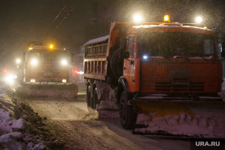 Ночная уборка улиц от снега. Екатеринбург, уборка снега, чистка дороги, коммунальные службы