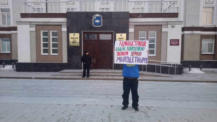 Пикеты под окнами у мэра активисты устраивают три дня подряд