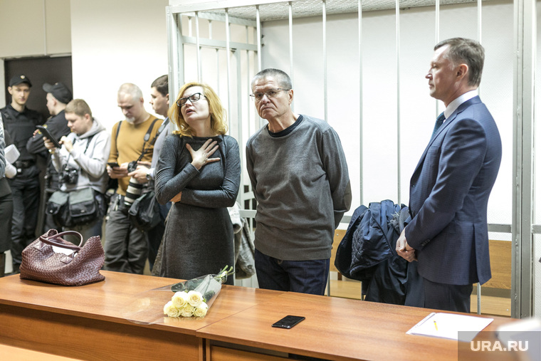Белые розы стали приятным подарком для Алексея Улюкаева перед вынесением приговора