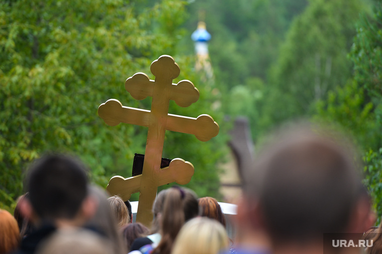 В московском монастыре вандалы изрубили топором четырехметровый крест. В прошлом его уже пытались сжечь