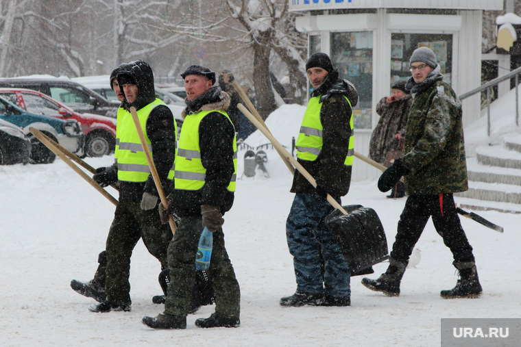 Уборка города от снега
Курган, лопаты, дворники, уборка снега