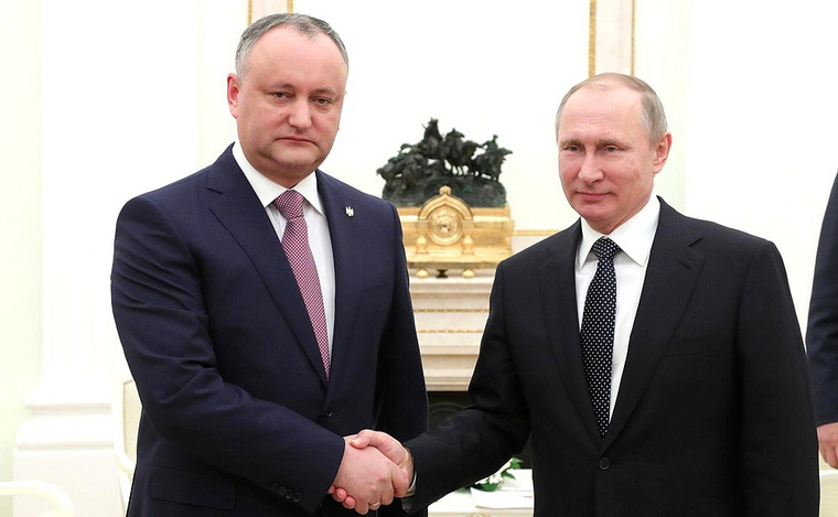 Президент Молдавии Игорь Додон (слева) ранее высказался за партнерство с РФ