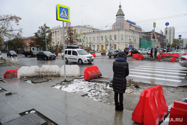 Благоустройство улиц Екатеринбурга после первого снега, дорожные работы, перекресток, проспект ленина