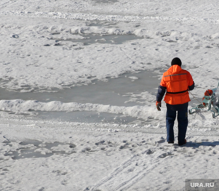 Подготовка к безопасному половодью. Резка льда на реке Тобол. Курган, распиловка льда, река тобол